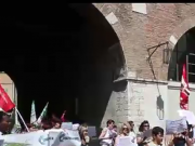 Flash mob delle lavoratrici della scuola. “Basta essere dipendenti di Serie B”