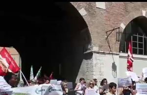 Flash mob delle lavoratrici della scuola. “Basta essere dipendenti di Serie B”