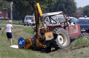 Leno, anziano muore alla guida del trattore mentre taglia l’erba