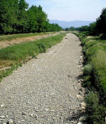 Fiume Mella in crisi: elevata siccità, paesaggi spettrali privi d’acqua