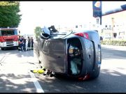Si ribalta a bordo della propria auto, grave una 32enne