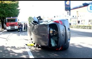 Si ribalta a bordo della propria auto, grave una 32enne