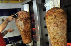 Sequestrati 60 kg di carne avariata in un ristorante-kebab