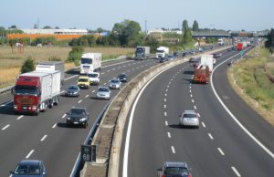 Ruota si stacca dal tir, muore bresciana di 31 anni incinta