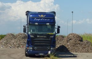 Scaricano rifiuti in discarica abusiva, denunciati due camionisti