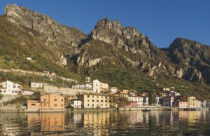 Si tuffano per salvare una ragazza: due giovani muoiono annegati