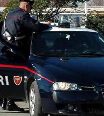 Vince alle slot machine. Gli amici lo aggrediscono e fuggono con la vincita