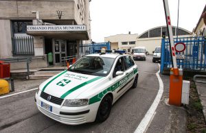 Pugni, testate e morsi agli agenti della Locale. Arrestato.