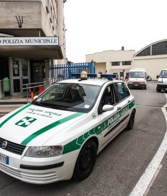 Pugni, testate e morsi agli agenti della Locale. Arrestato.