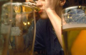 Capodanno con gli amici, 15enne in coma etilico