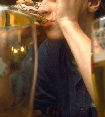 Capodanno con gli amici, 15enne in coma etilico