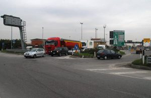 Si ribalta un’auto, 19enne grave in ospedale