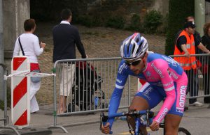 Insultati e travolti: ciclisti bresciani investiti sul Lago d’Iseo