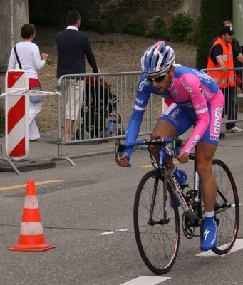 Insultati e travolti: ciclisti bresciani investiti sul Lago d’Iseo