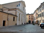 A Desenzano Piazza Duomo come il Far West