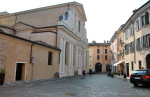 A Desenzano Piazza Duomo come il Far West