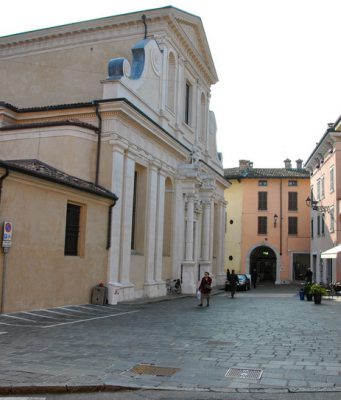 A Desenzano Piazza Duomo come il Far West