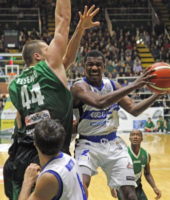 Basket Brescia Leonessa, seconda vittoria: Avellino schiantato 96 a 74