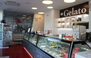Spry urticante in gelateria: panico tra i clienti. Bravata o incidente?