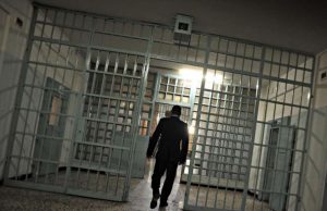 Droga in carcere: l’indagine si allarga ma l’agente fa scena muta davanti al Gip