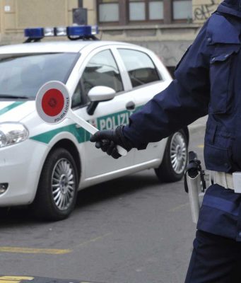 Garda, 500 veicoli fermati e 18 patenti ritirate