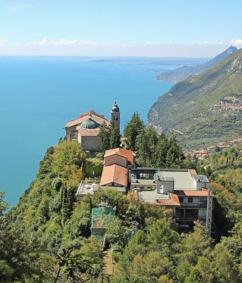Tignale, si fingono turisti ma sono ladri: sparite le reliquie di Giovanni Paolo II