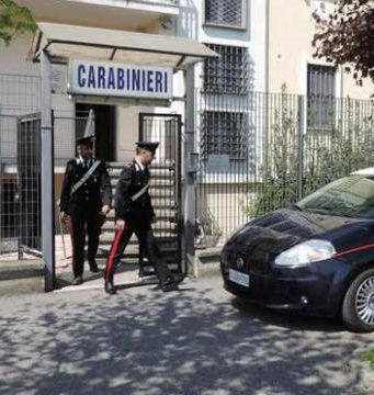 Abbandona bambine in macchina per giocare alle slot machine