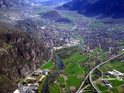 Chiede denaro per giocare alle slot minacciando clienti e barista