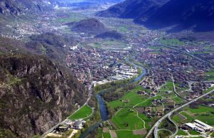 Chiede denaro per giocare alle slot minacciando clienti e barista