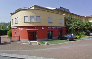 Rapina con ostaggi in banca, ladri via con 15 mila euro