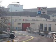 Precipita dal quarto piano dell’ospedale, prende corpo ipotesi suicidio