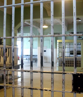 Questura: due arresti per lesioni, truffa e resistenza a Pubblico Ufficiale