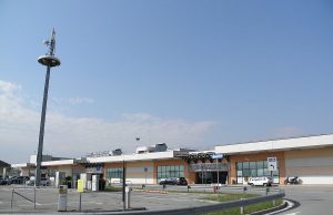 “Bionde” sul volo dall’Ucraina: fermato contrabbando sigarette a Montichiari