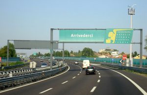 Incidenti stradali:scende da auto in area sosta A/4,travolto