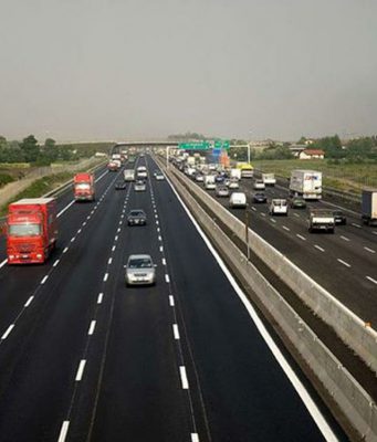 Operaio urtato da un tir in autostrada, ricoverato in gravi condizioni