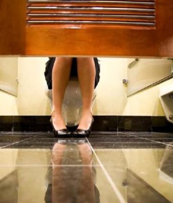 Spiava i clienti del centro massaggi: titolare dell’attività nei guai