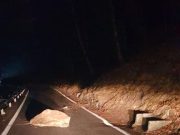Masso sulla carreggiata: strada chiusa in località Fobbio a Cevo