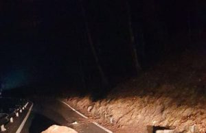 Masso sulla carreggiata: strada chiusa in località Fobbio a Cevo