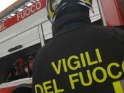 Vuole distruggere il Pc, da fuoco al suo garage