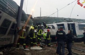 Si aggrava il bilancio del deragliamento di Milano: tre morti