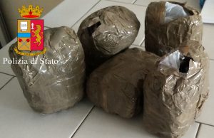 Chili di droga in auto: arrestato marocchino. 4 kg e 290 grammi di hashish