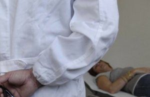 Ex medico Asl accusato di violenza sessuale si difende: rischia 3 anni di carcere