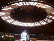 Meno di 3 minuti per svaligiare una tabaccheria: caccia ai ladri