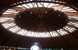 Meno di 3 minuti per svaligiare una tabaccheria: caccia ai ladri