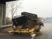 Incidente a Orzinuovi: escavatore colpisce cavalcavia ribaltandosi