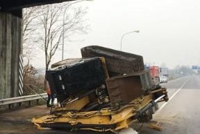 Incidente a Orzinuovi: escavatore colpisce cavalcavia ribaltandosi