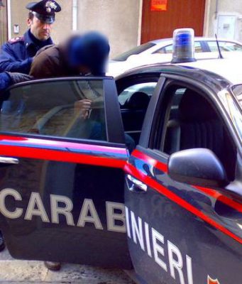 Picchia la moglie e la minaccia con un coltello: arrestato latitante arrestato a pordenone