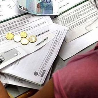 Fatture energia elettrica a ignaro lucano: donna denunciata
