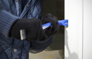 Svaligiano la cassaforte: via con oro, gioielli e contanti