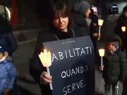 La Fiaccolata delle maestre, “ora stabilizzazione” a Brescia le maestre scendono in piazza